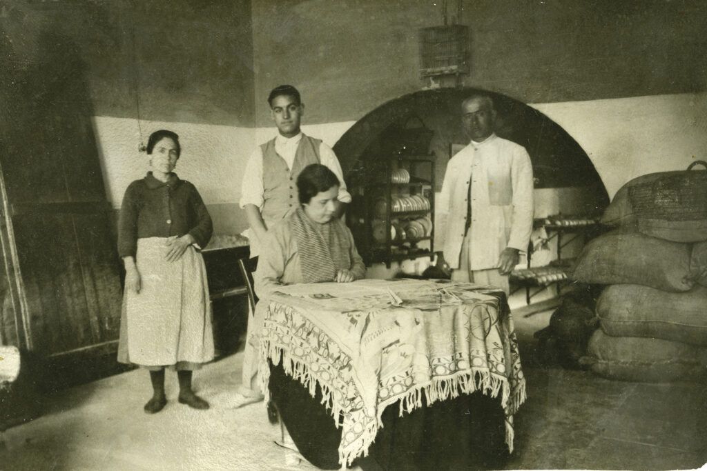 LOS DULCES EN LA OBRA DE DON JUAN VALERA - Guillermo Rivero Santaella, nuestro bisabuelo, en el horno familiar. Aquí hacían los dulces de Semana Santa sus parroquianos.
